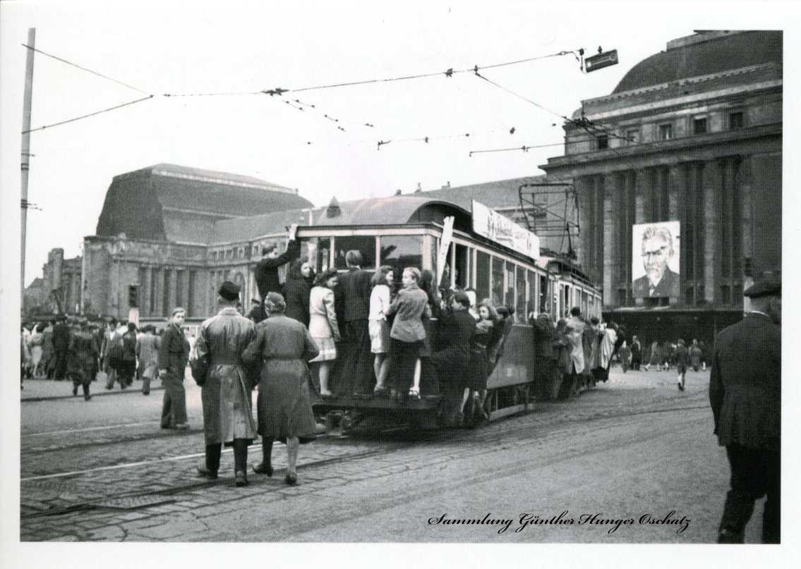 Trittbrettfahrer vor dem Leipziger Hauptbahnhof 1948