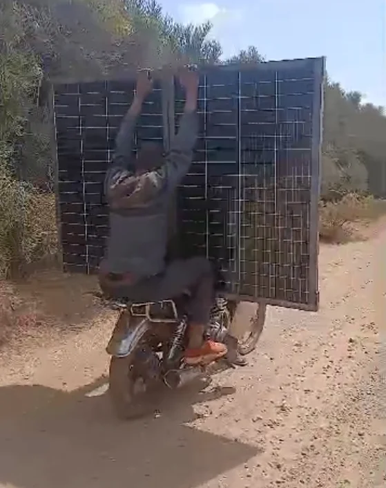 Solarpanel Transport auf dem Motorrad_2