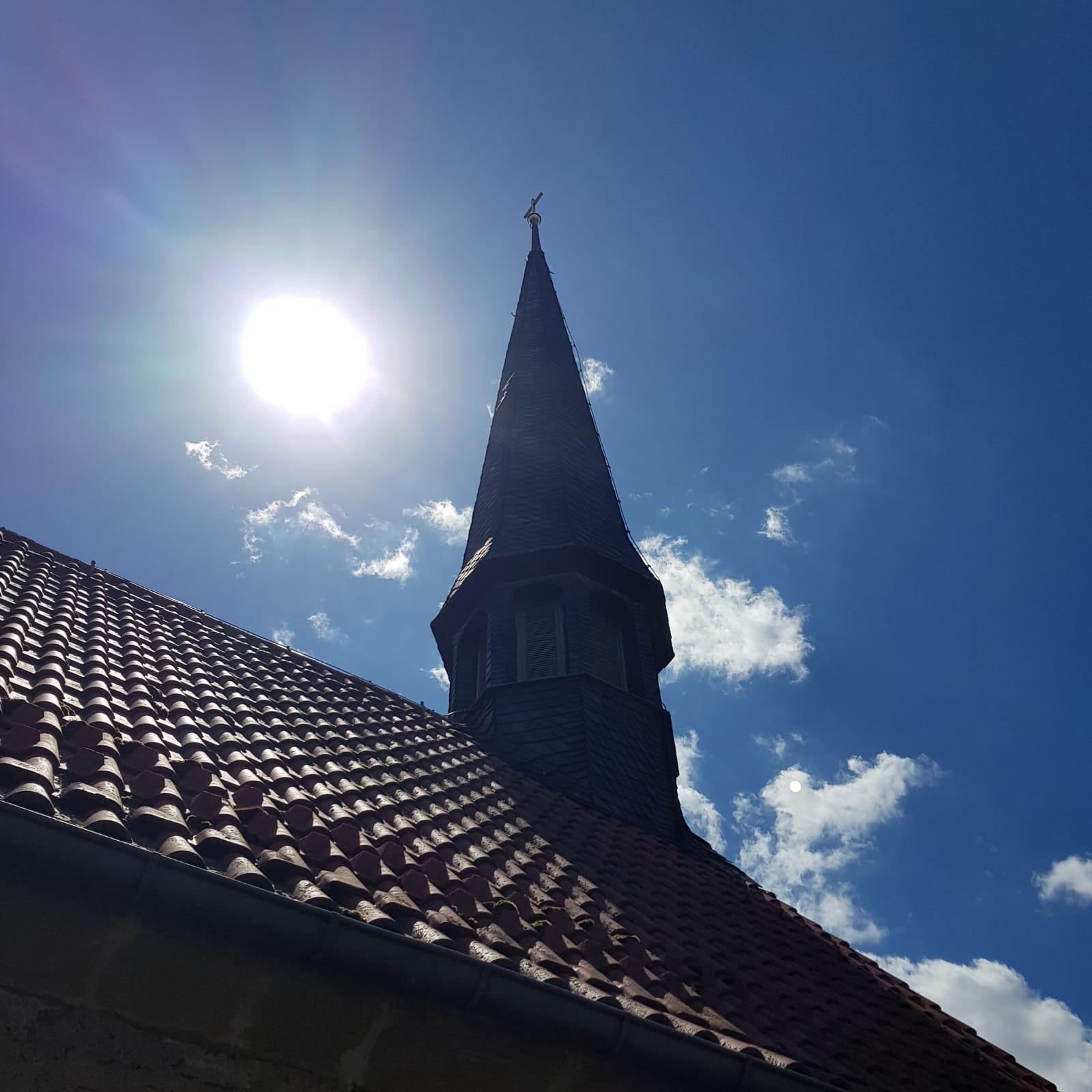 Kirchturm im Sonnenlicht