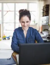 Frau arbeitet am Laptop