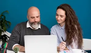 Frau und Mann arbeiten gemeinsam am Laptop