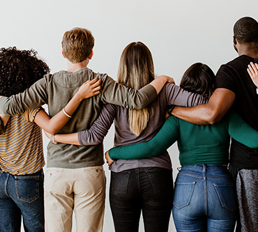 gruppe-menschen-von-hinten
