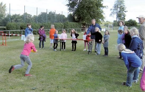Kinder bei „Ringreiten” und Wasserspielen