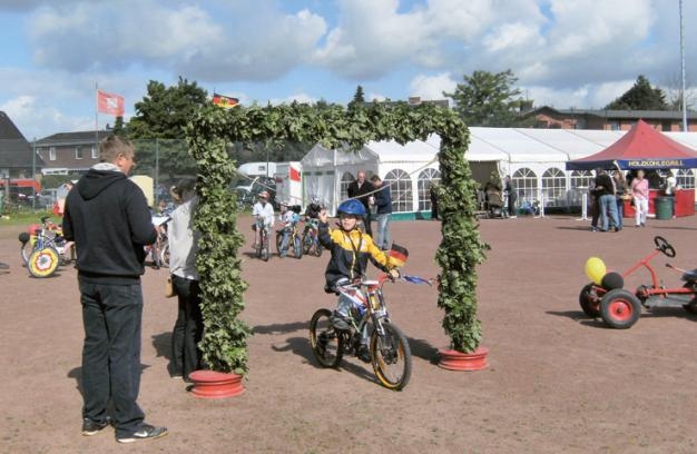 Kinder bei „Ringreiten” und Wasserspielen