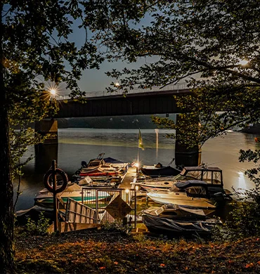 boote-liegen-in-wasser