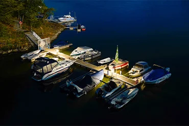 bootsanlegestelle-bei-nacht