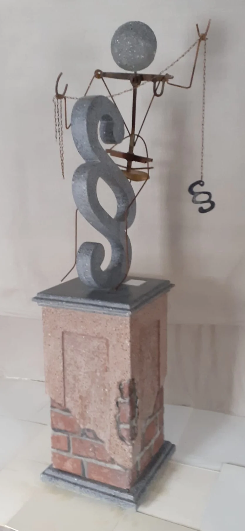 Reiterstandbild 2000/ Terrazzo geschliffen/ Metall -h= 197 cm