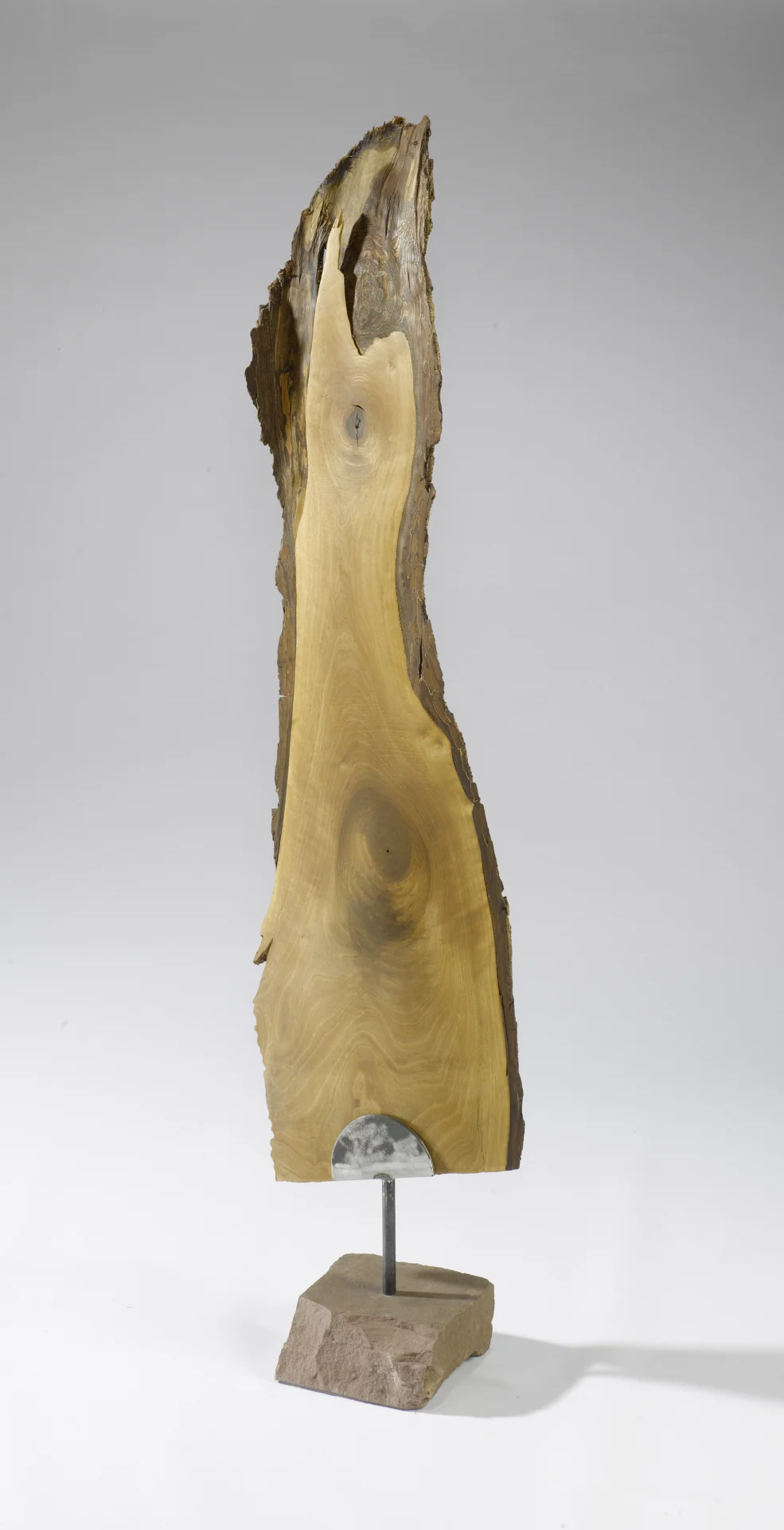 Nuxus“ Stele (frei drehbar), Nussbaum, Stahl, Sandstein, 42/160 cm, Seite 1