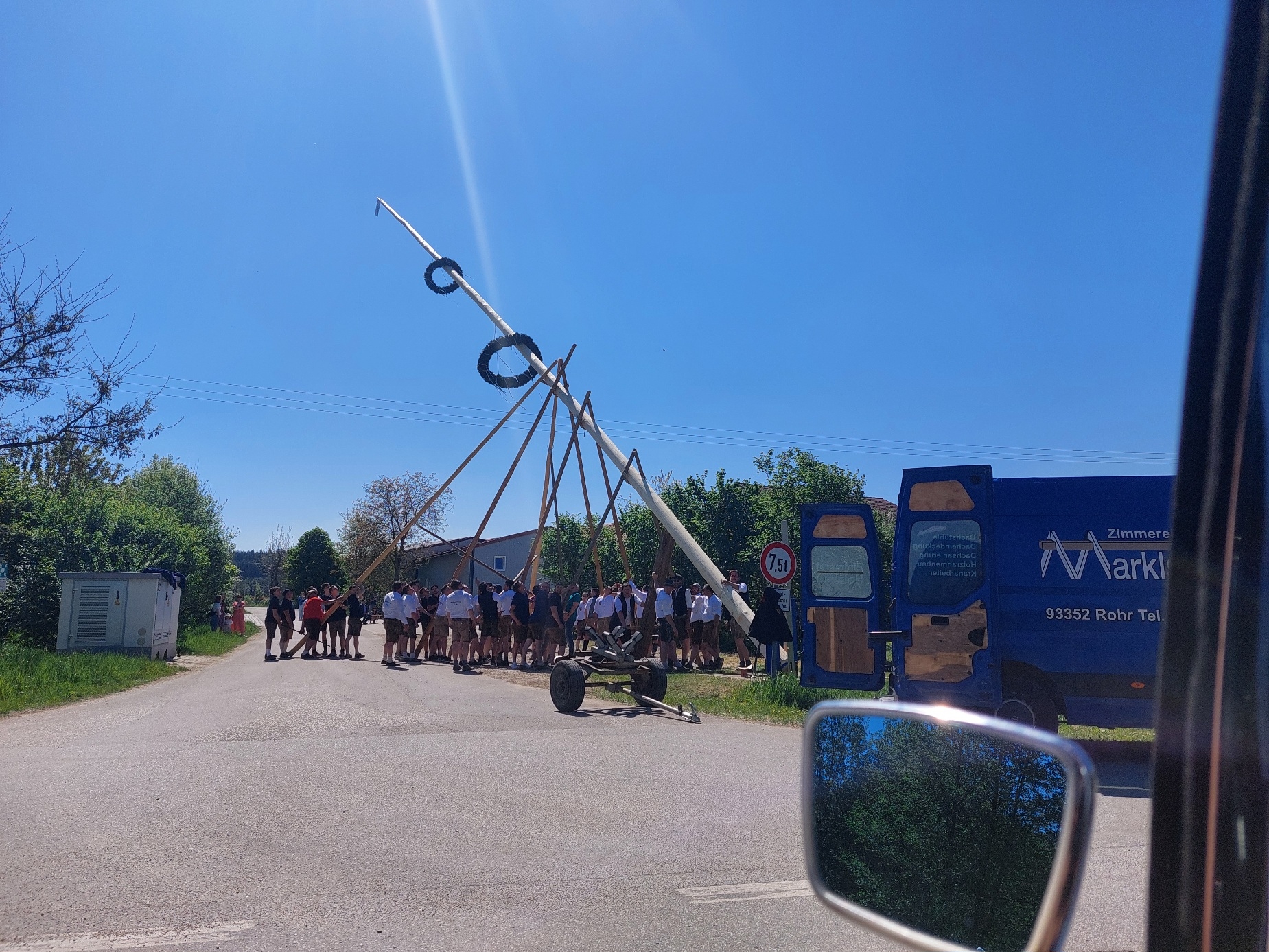kräftezehrendes Maibaumaufstellen