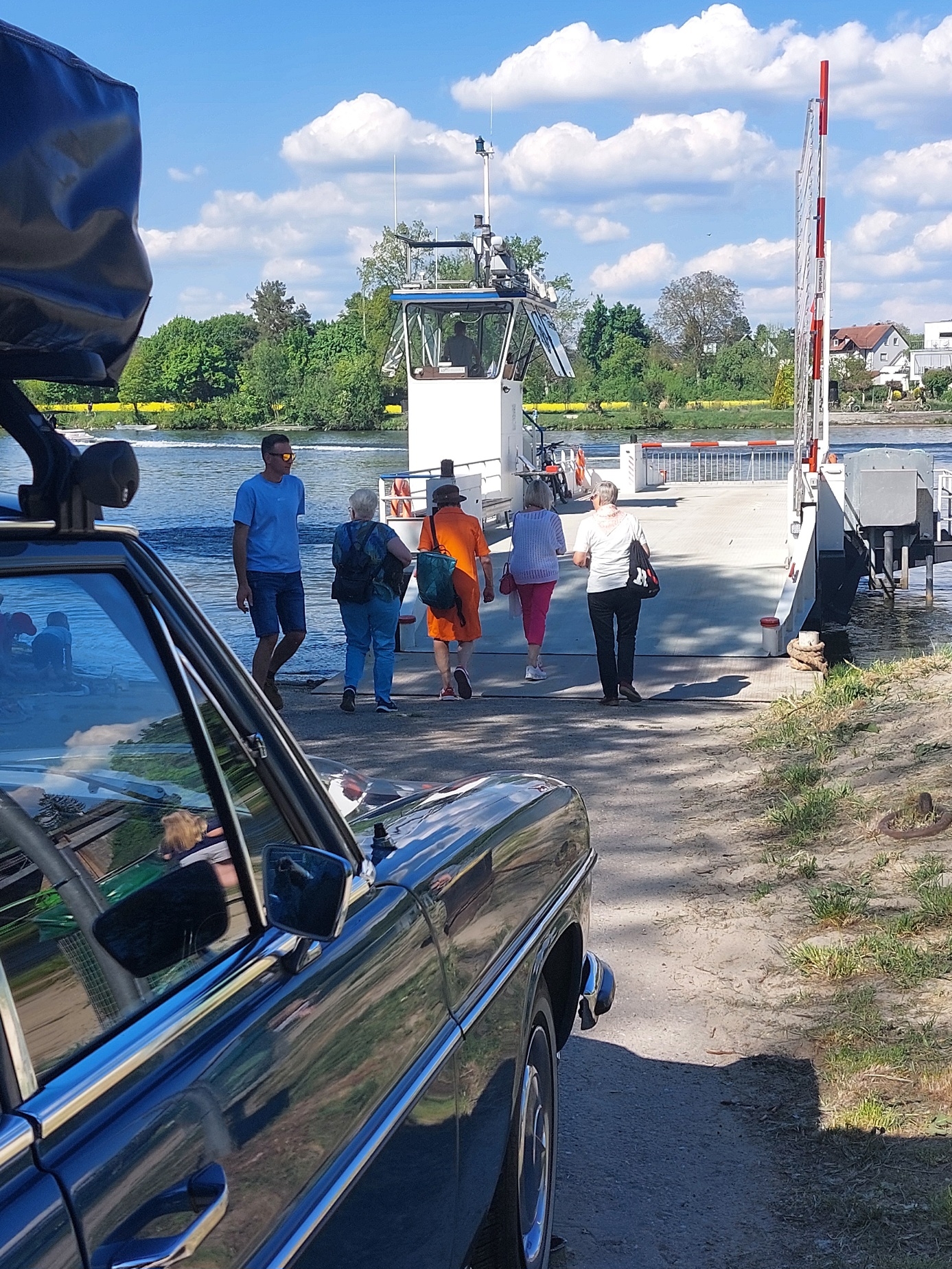 mit der Fähre über die Donau