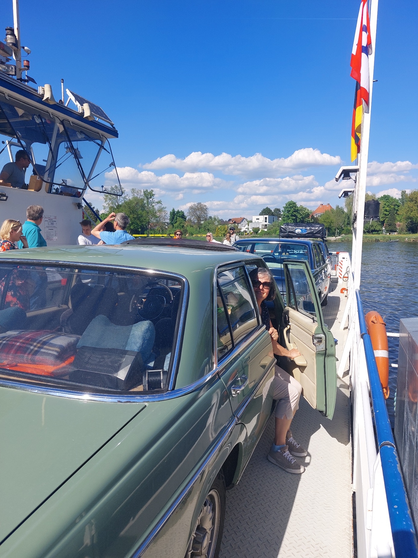 auf der Donaufähre