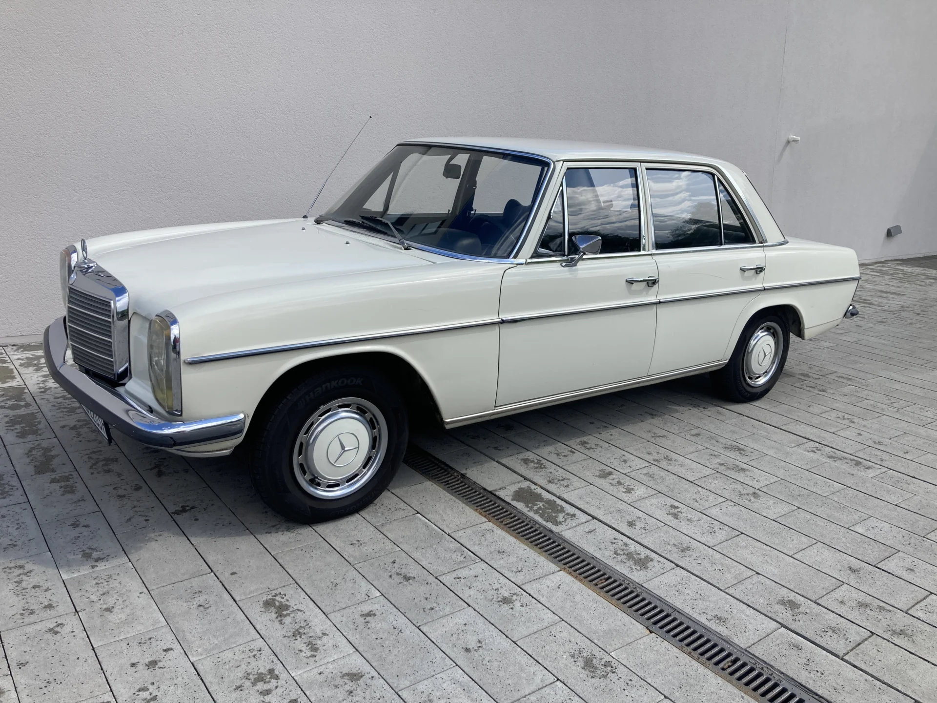 Das Basisfahrzeug: Ein 230/8 von 1973
