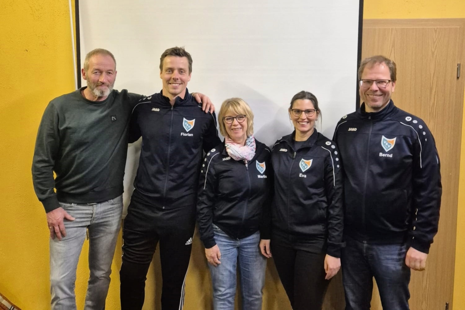 unser Vorstand bei der JHV 2025 (von links): Niko Plaas (neuer 2. Vorsitzender), Florian Grahn (1. Vorsitzender), Marlis Dornberger (2. Schriftführerin), Eva Wegner (Vereinsmanagerin), Bernd Lienau (1. Kassenwart)