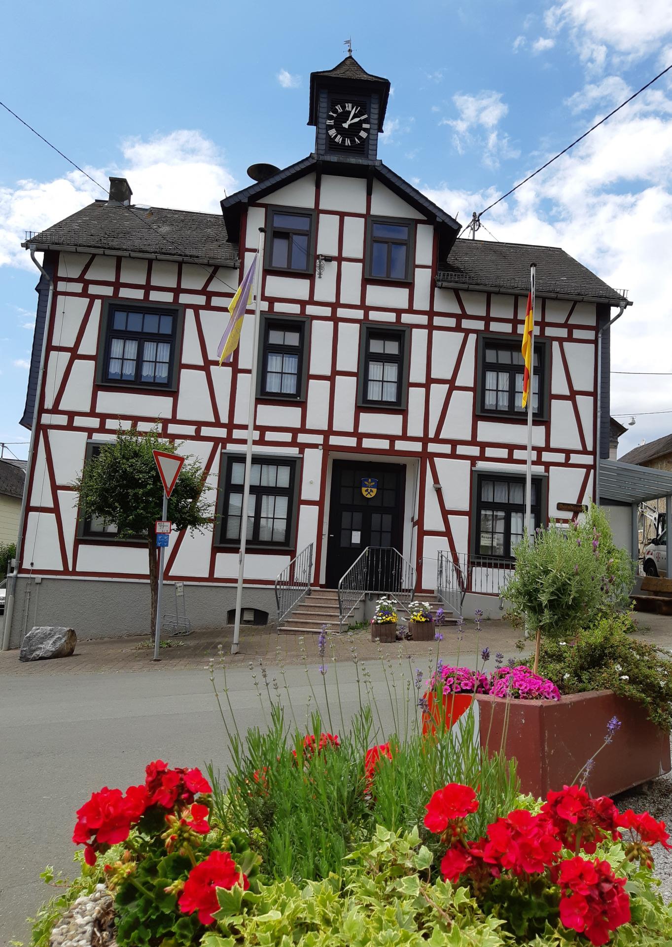 Dorfplatz im Sommer