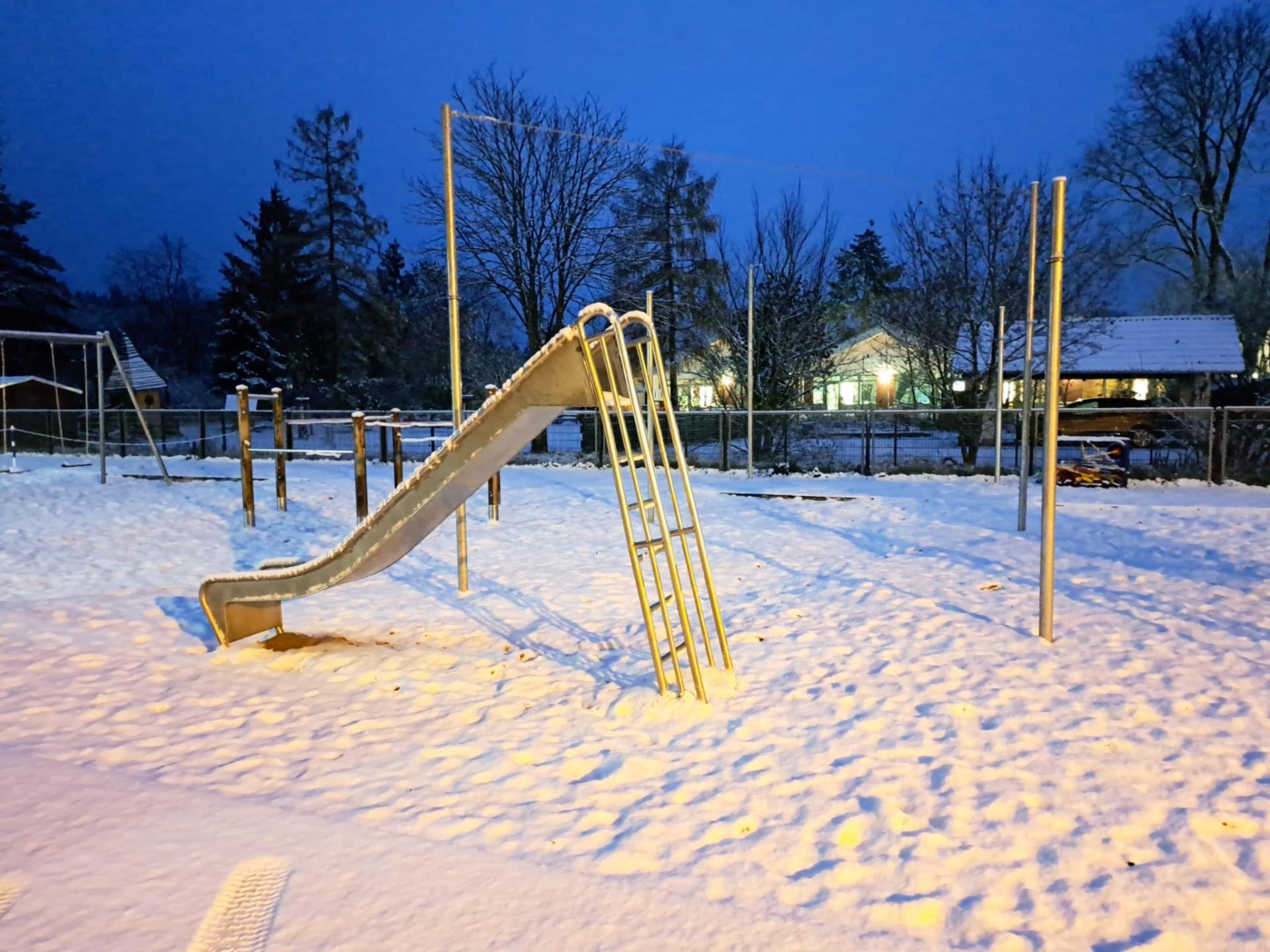 Spielplatz bei Schnee