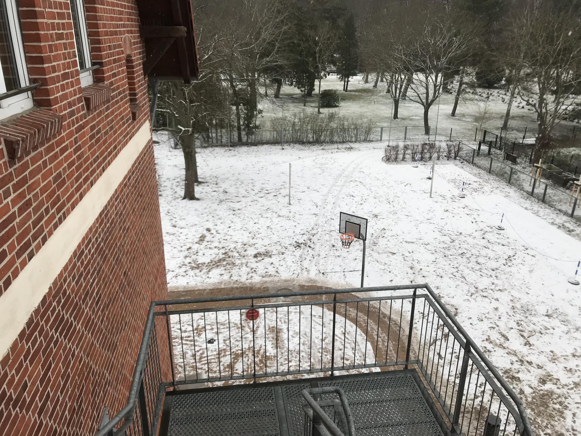 Schulhof bei Schnee