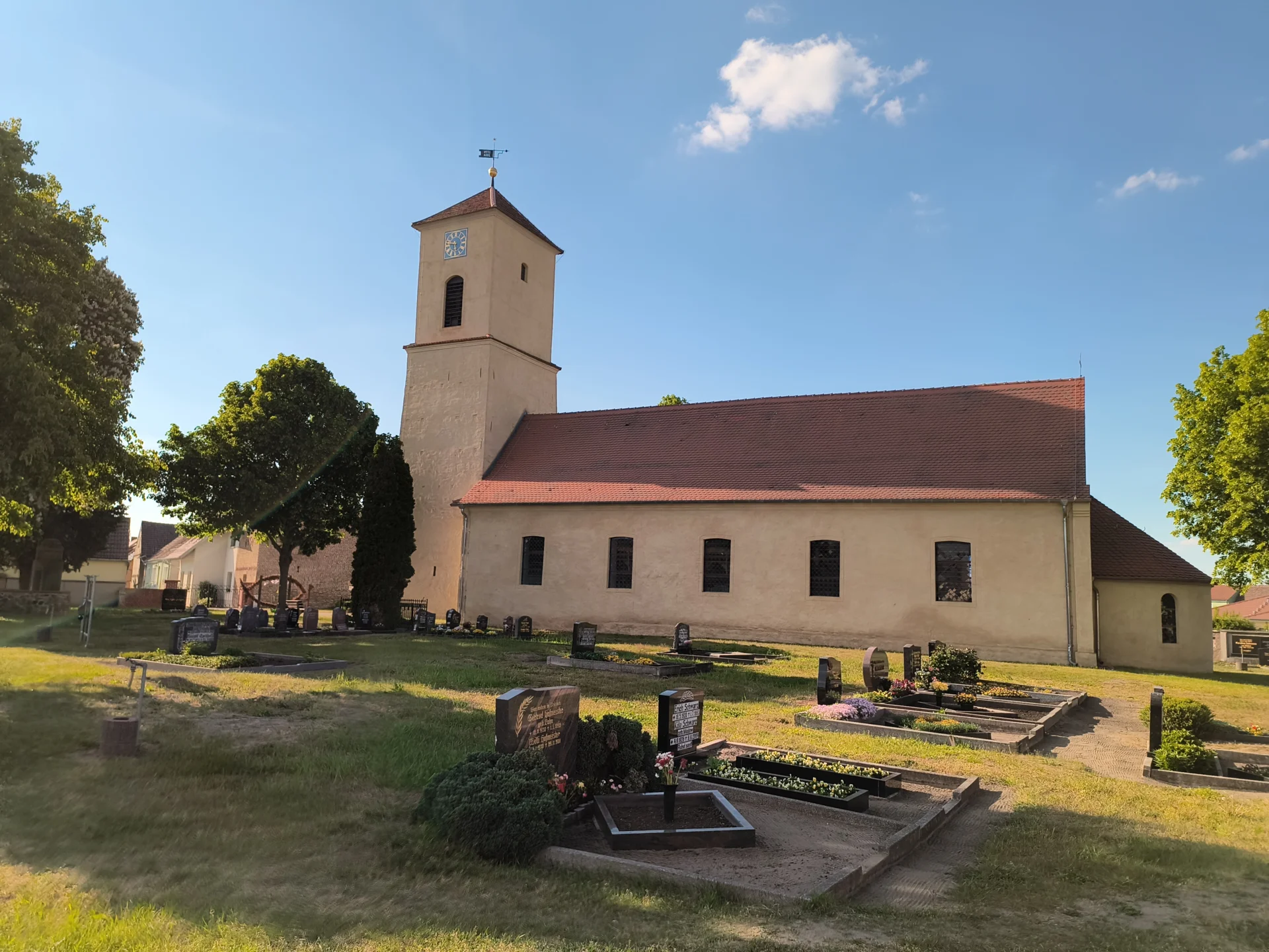 Dorfkirche mit Freidhof