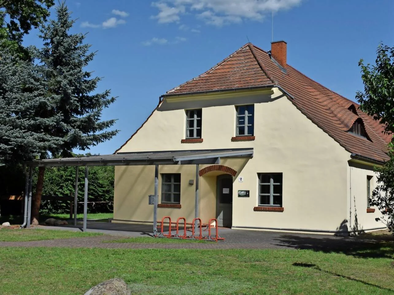 Gemeindehaus - Eingang mit Vordach