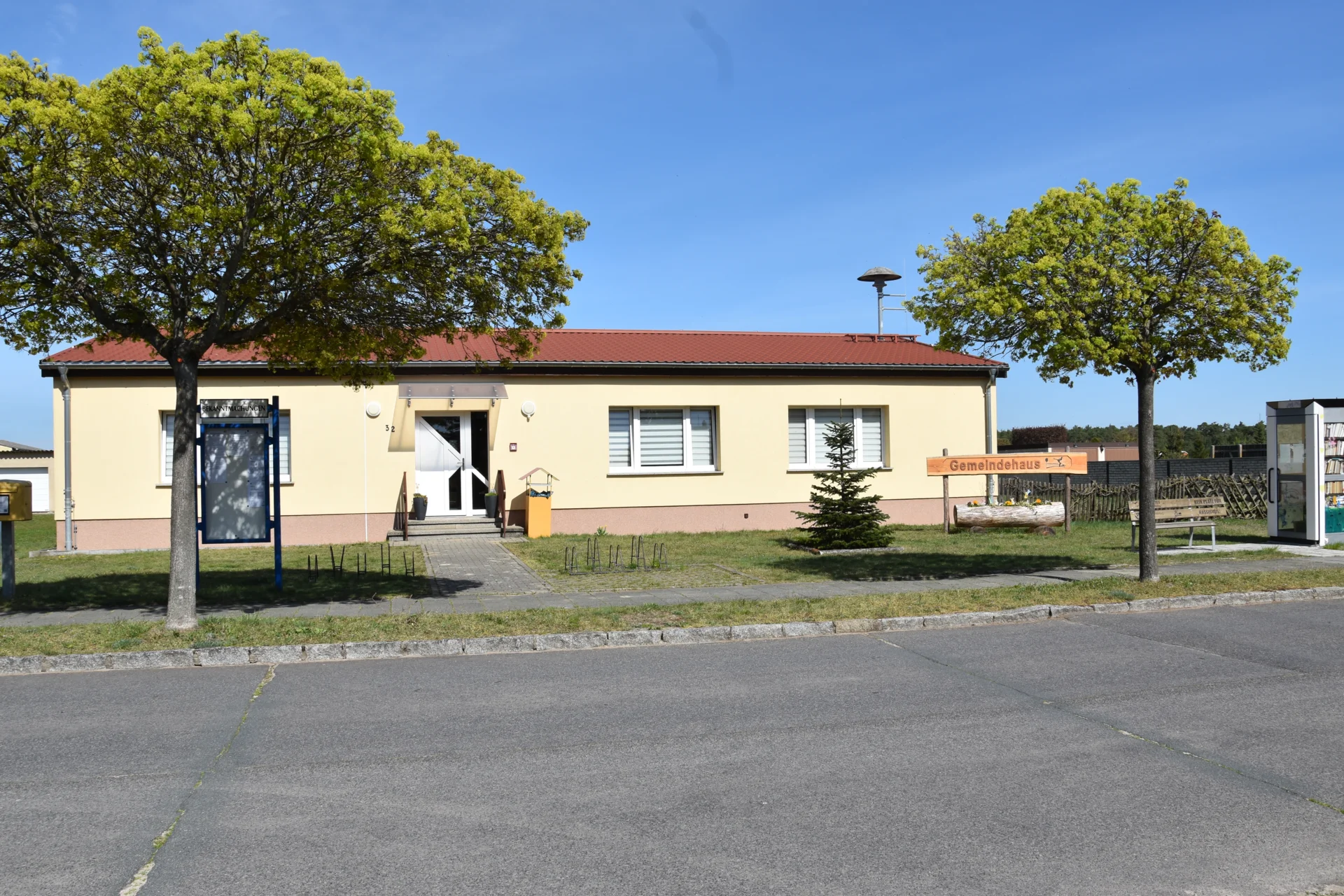 Gemeindehaus mit Bücherzelle