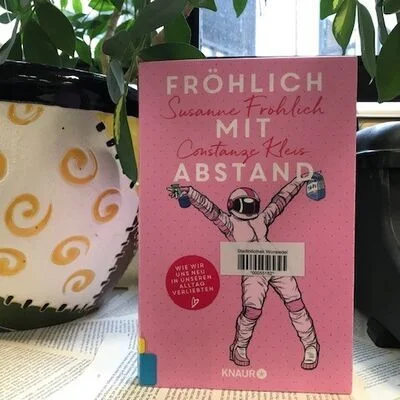 fröhlich mit abstand