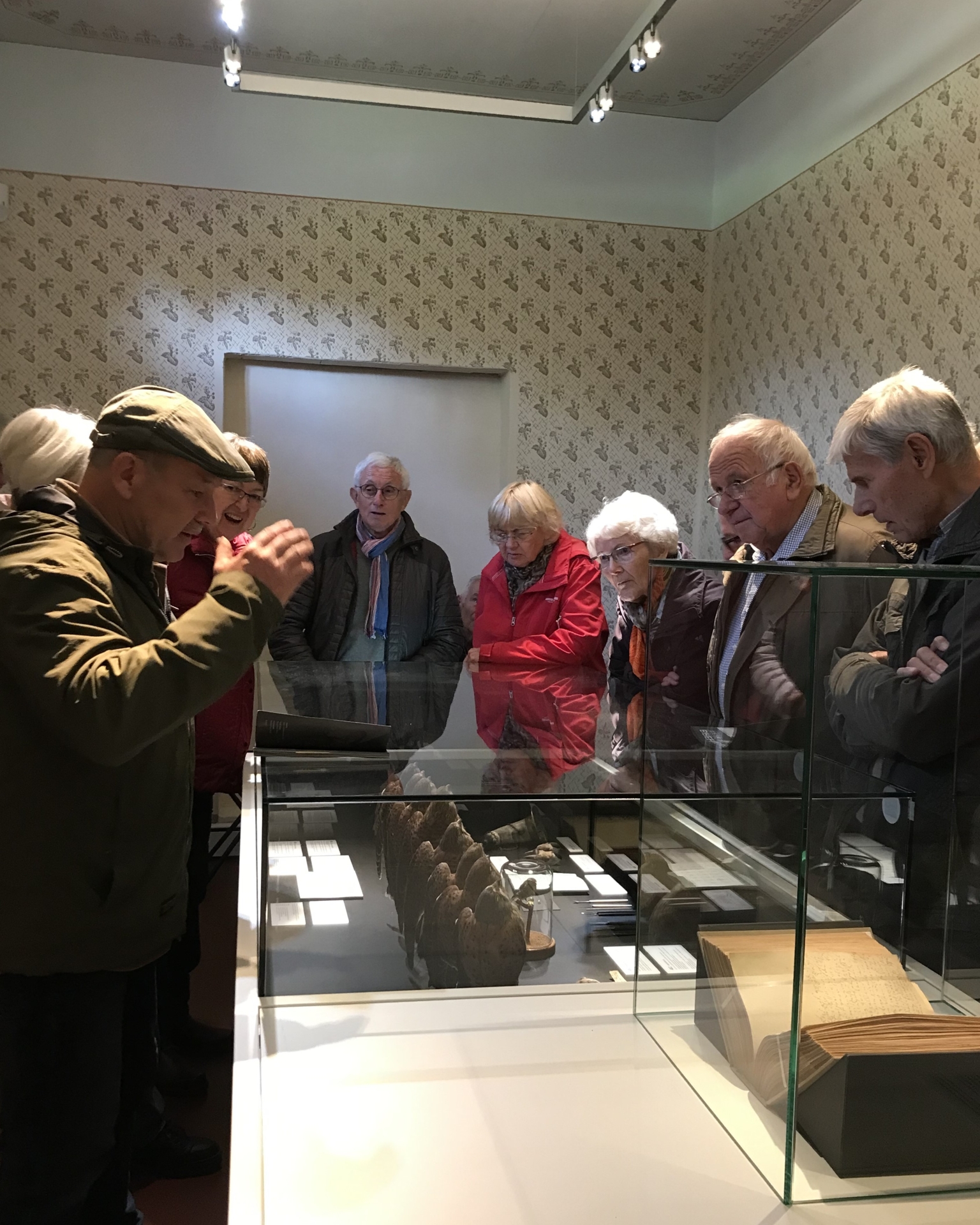 thomas Peter (l.) des Förderkreises Brehm e. V. erläutert die Dauerausstellung