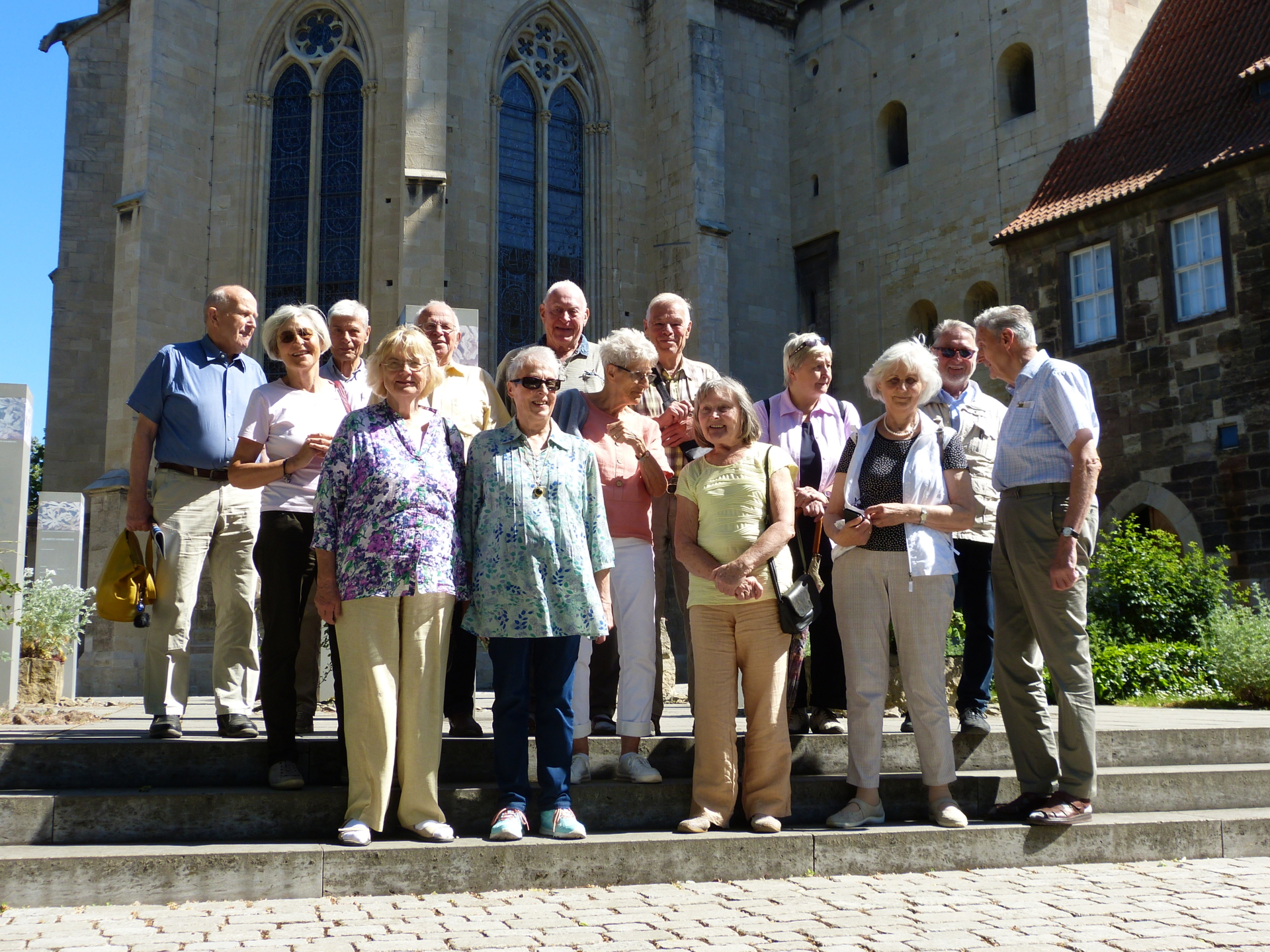 Die Reiseteilnehmer vor dem Naumburger Dom.