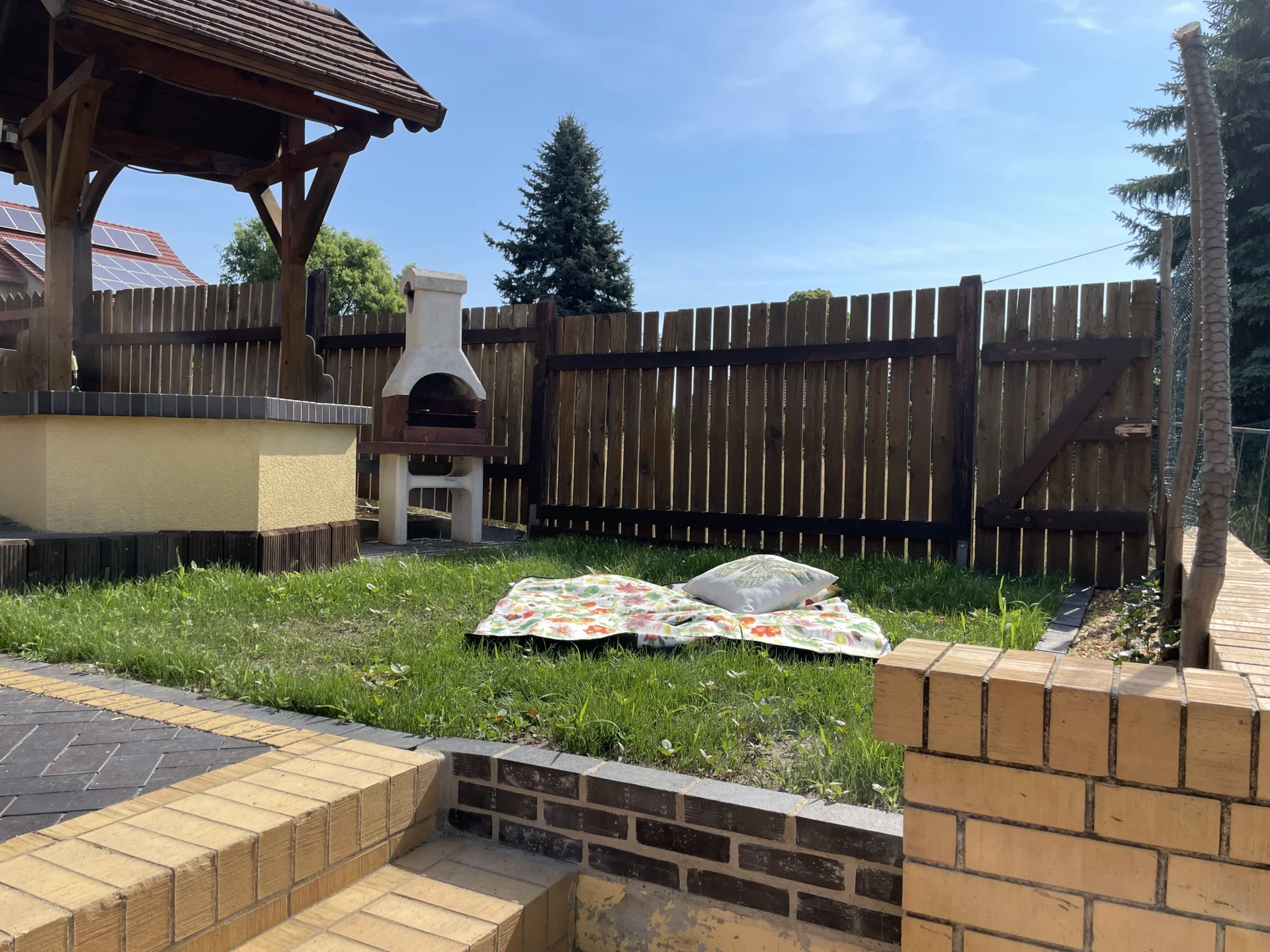 Wiese zum Sterne schauen und Grillecke.