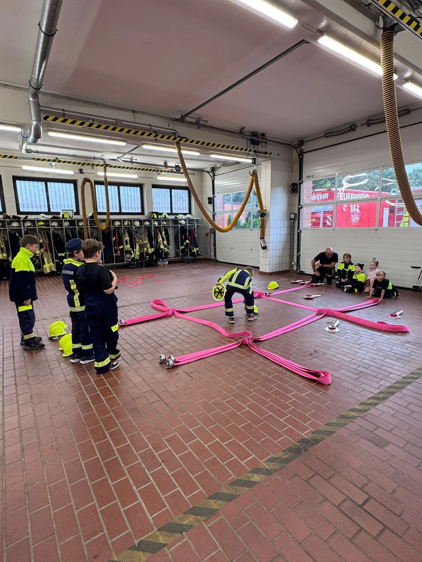 Kinderfeuerwehr spielt Tic-Tac-Toe im Gerätehaus