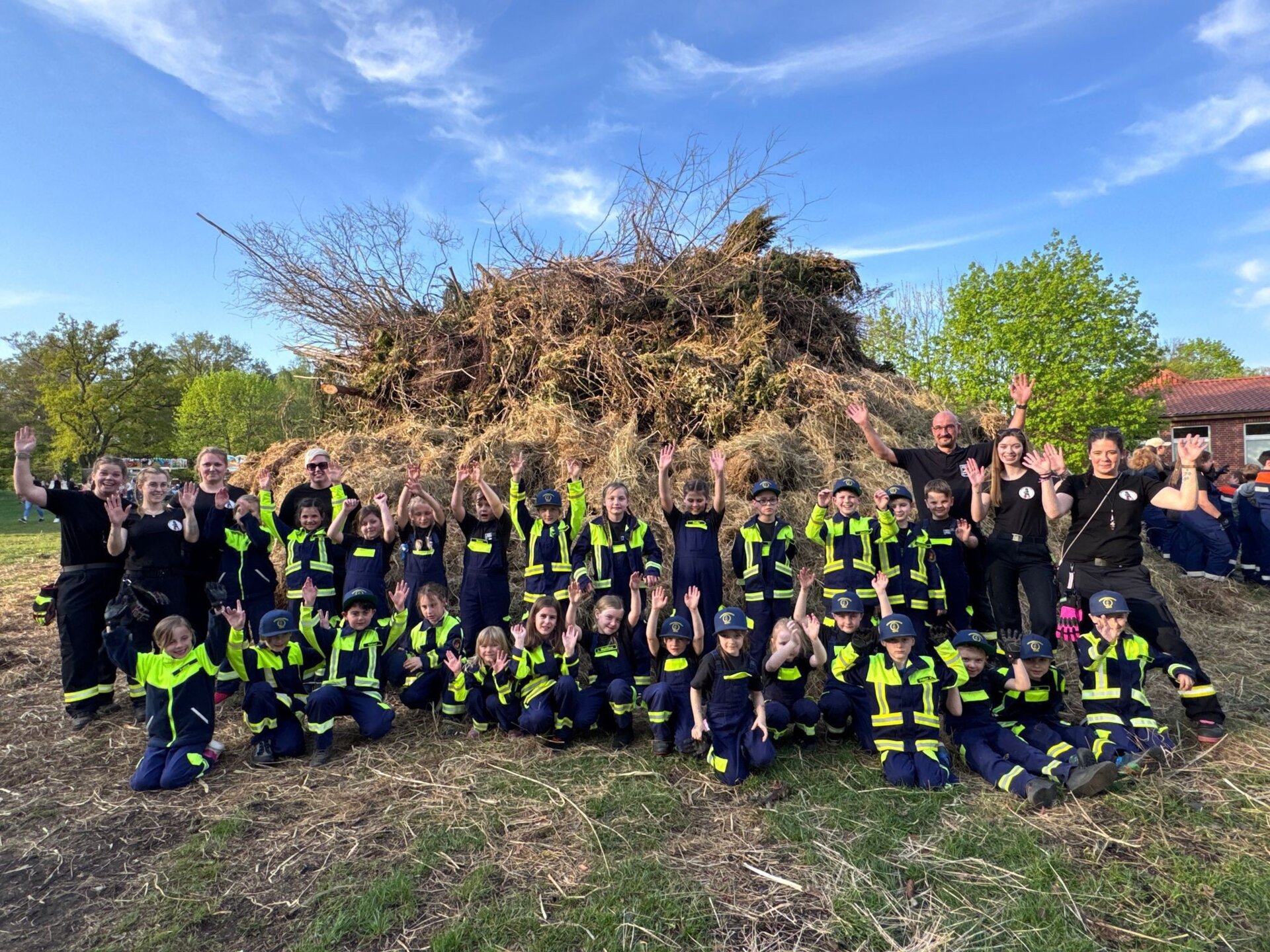 Gruppenfoto vor einer großen Feuerstelle