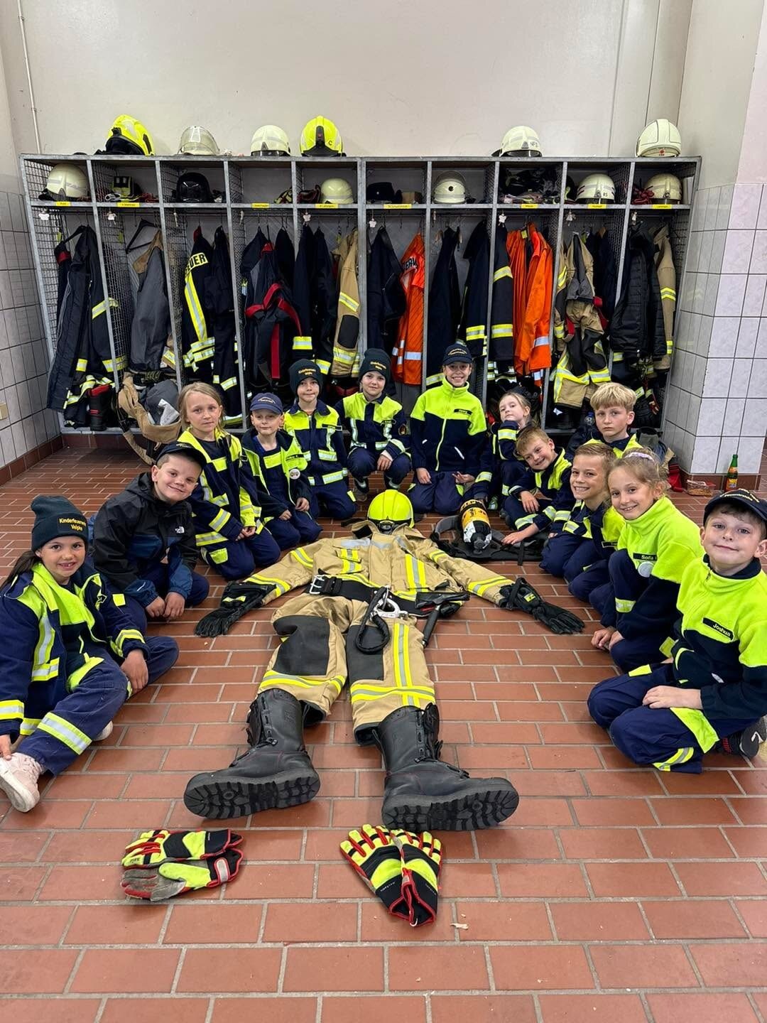 Kinderfeuerwehr lernt die Schutzausrüstung der Feuerwehrleute kennen