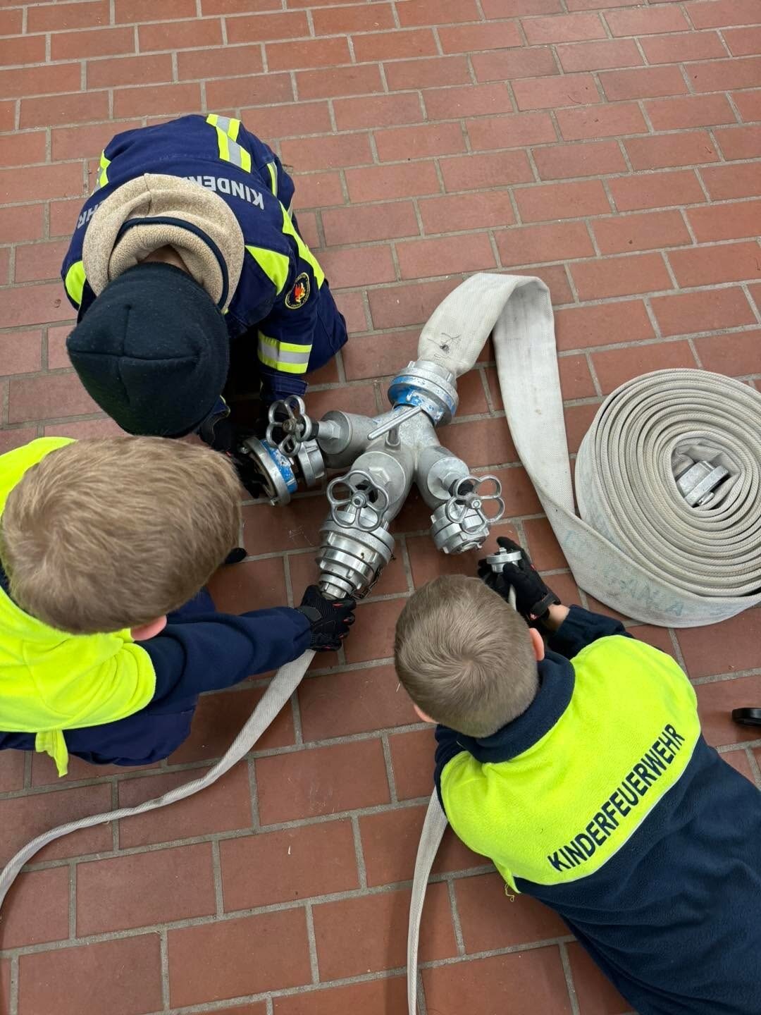 Kinderfeuerwehr baut einen Verteiler auf