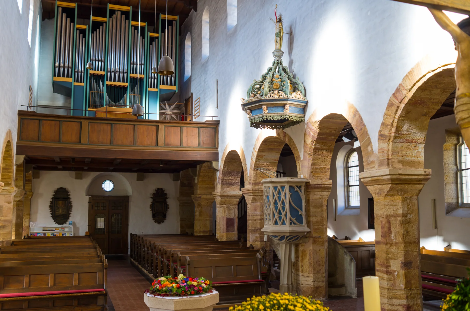 Evangelische Stiftskirche Innenraum von der Seite