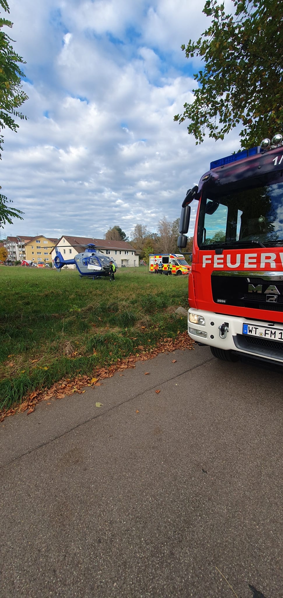 HLF, Rettungsdienst und Rettungshubschrauber Lions 3 am Landeplatz