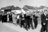 Fahnenweihe - im Bild: 1952 Feierliches Abholen der Kommunionkinder von der Schule. Musikkapelle Kisselbach und Kirchenchor „Cäcilia“