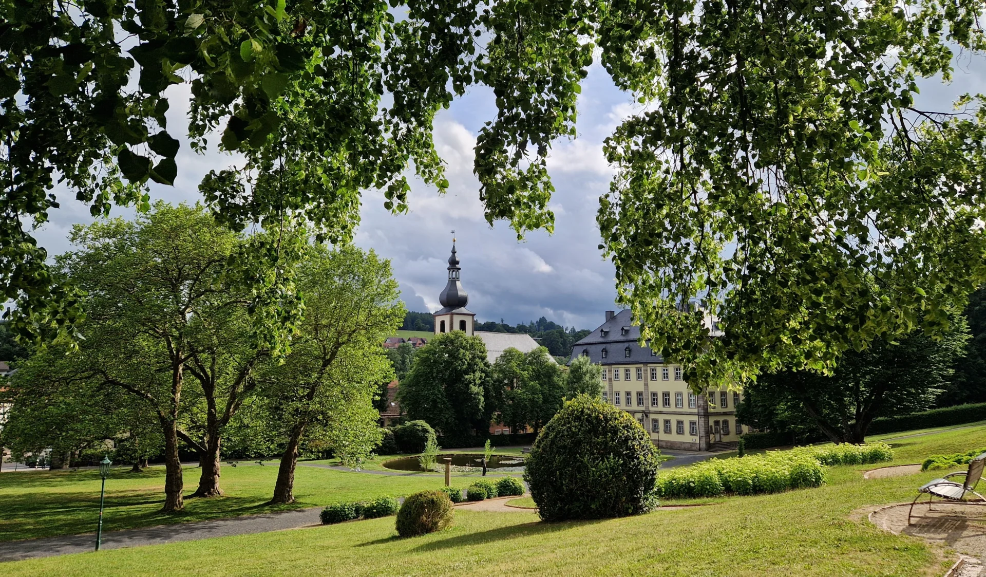 Schlossgarten Gersfeld mit grünen Wiesen & Bäumen