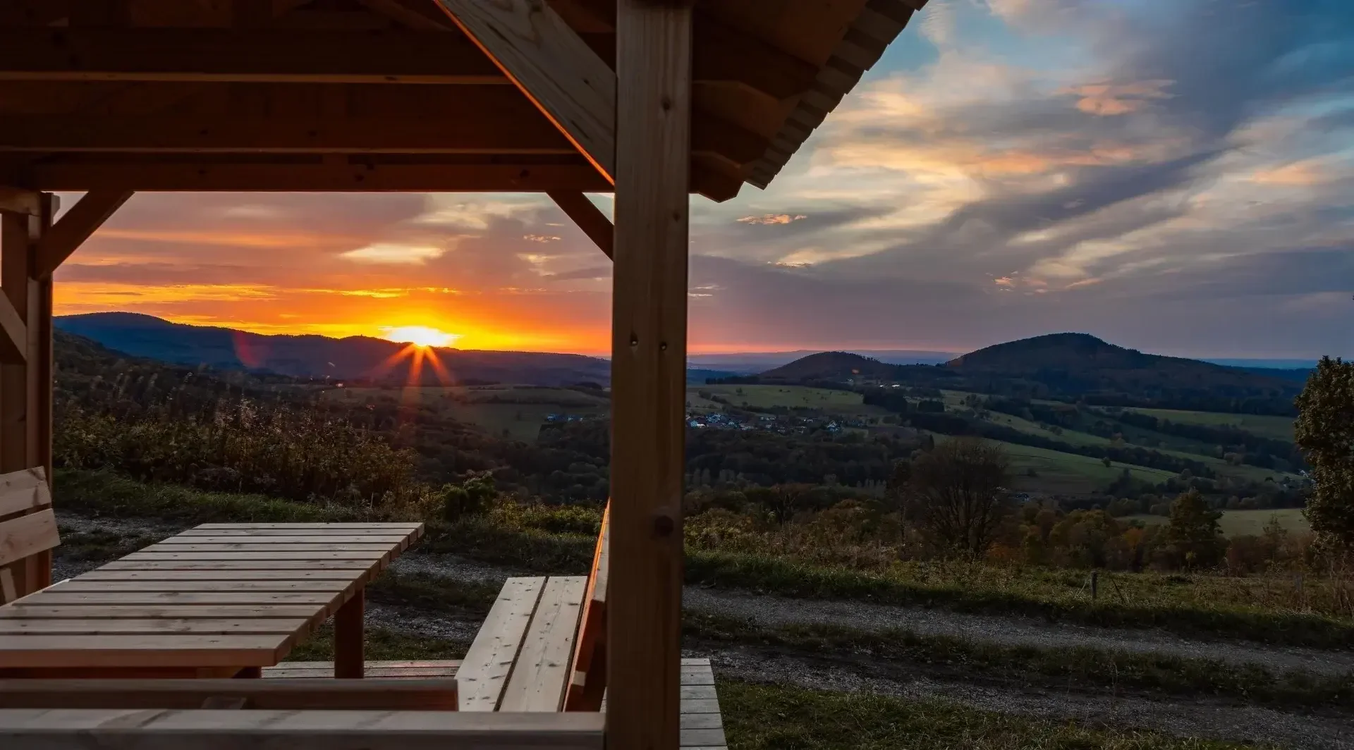 Hütte bei Sonnenuntergang