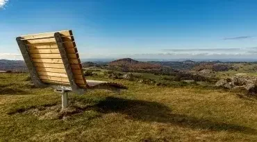 Bank mit weiter Aussicht