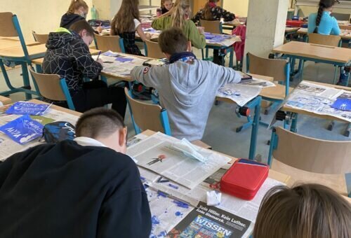 Kinder malen im Unterricht