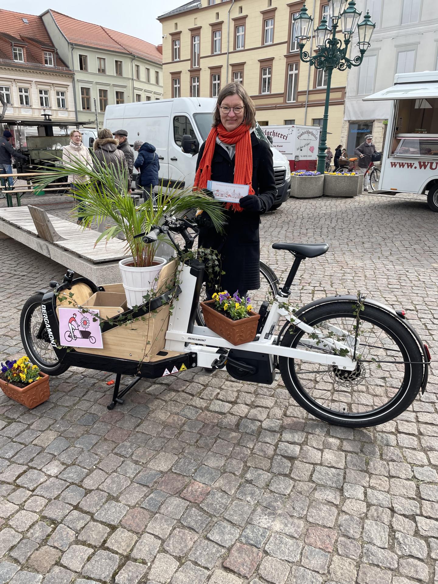 Katja Lais vom TGZ Prignitz strelltte auf dem Perleberger Wochenmarkt das Projekt "Wir machen Prignitz" vor