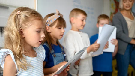 kinder-singen-gemeinsam-in-der-sonntagsschule