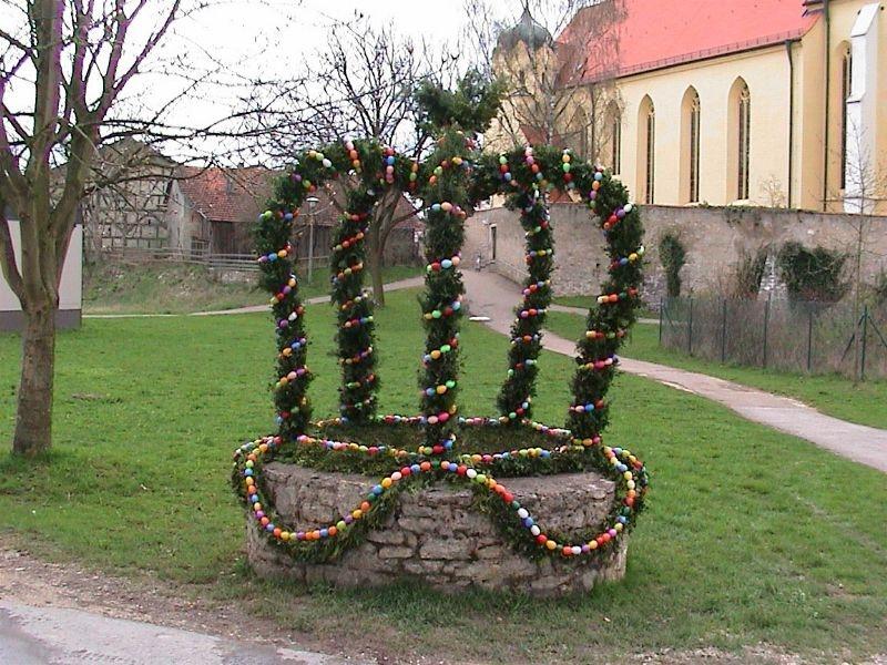 Der Osterbrunnen vom Frauenkreis Pollenfeld von 2001
