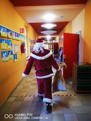 Der Nikolaus im Schulflur im Anmarsch...