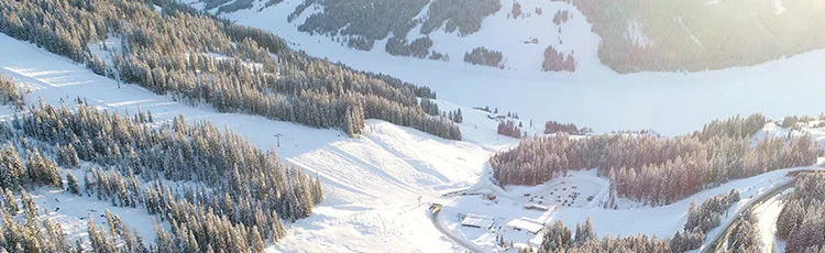 luftaufnahme-einer-schneebedeckten-landschaft