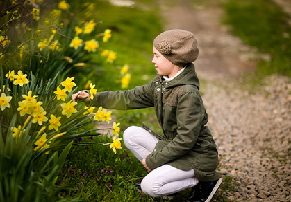 kind-pflueckt-blumen