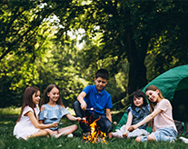 kinder-am-lagerfeuer
