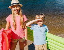 kinder-am-wasser-mit-luftmadratze