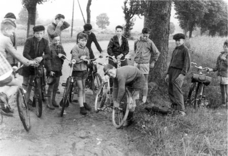 Fahrradfahrt zu den Ausgrabungen in Behren-Lübchin mit Pastor Theuerkauf am 22.7.1959 (1)