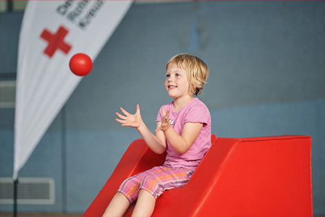 kleines-kind-spielt-mit-einem-ball