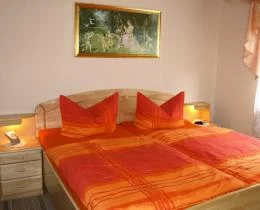 2021_12_fh_schlafzimmer_mit_doppelbett