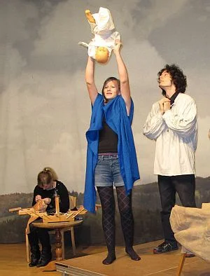 Maria und Josef (Darlyne Fischer und Chris Olbrich) begrüßen den neuen König der Welt
